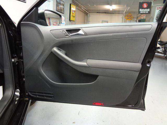 2011 Volkswagen Jetta 4dr Sedan 6A